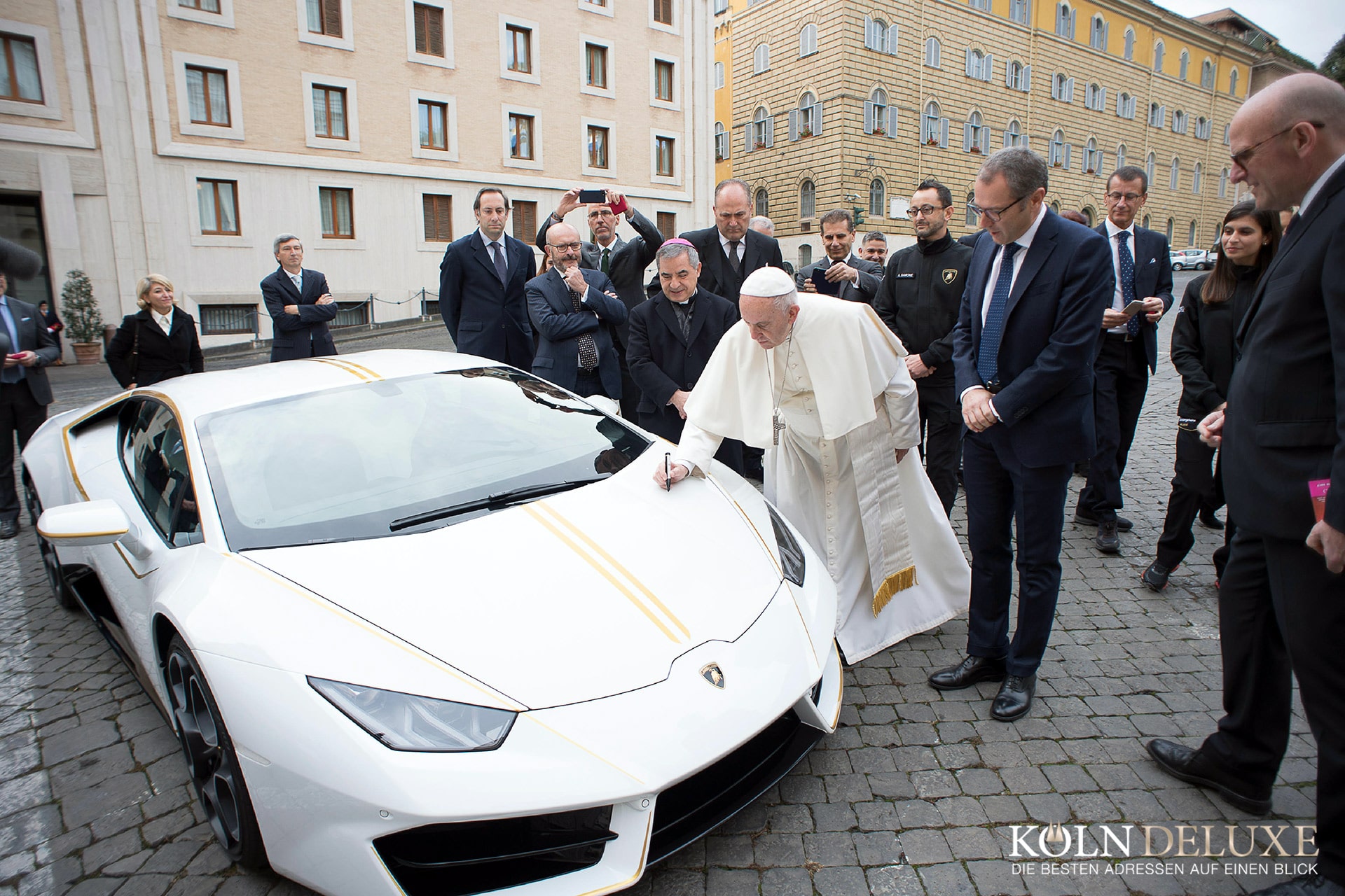 Lamborghini von Papst Franziskus für wohltätigen Zweck versteigert