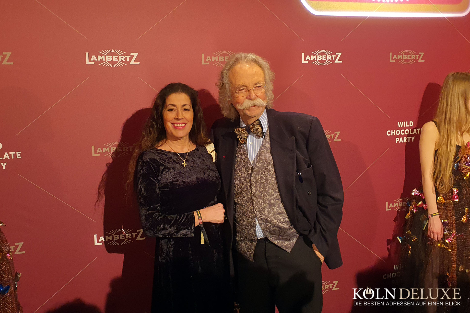 Das Foto zeigt Jean Pütz mit Begleitung auf dem Red Carpet der Lambertz Monday Night 2020 in Köln.