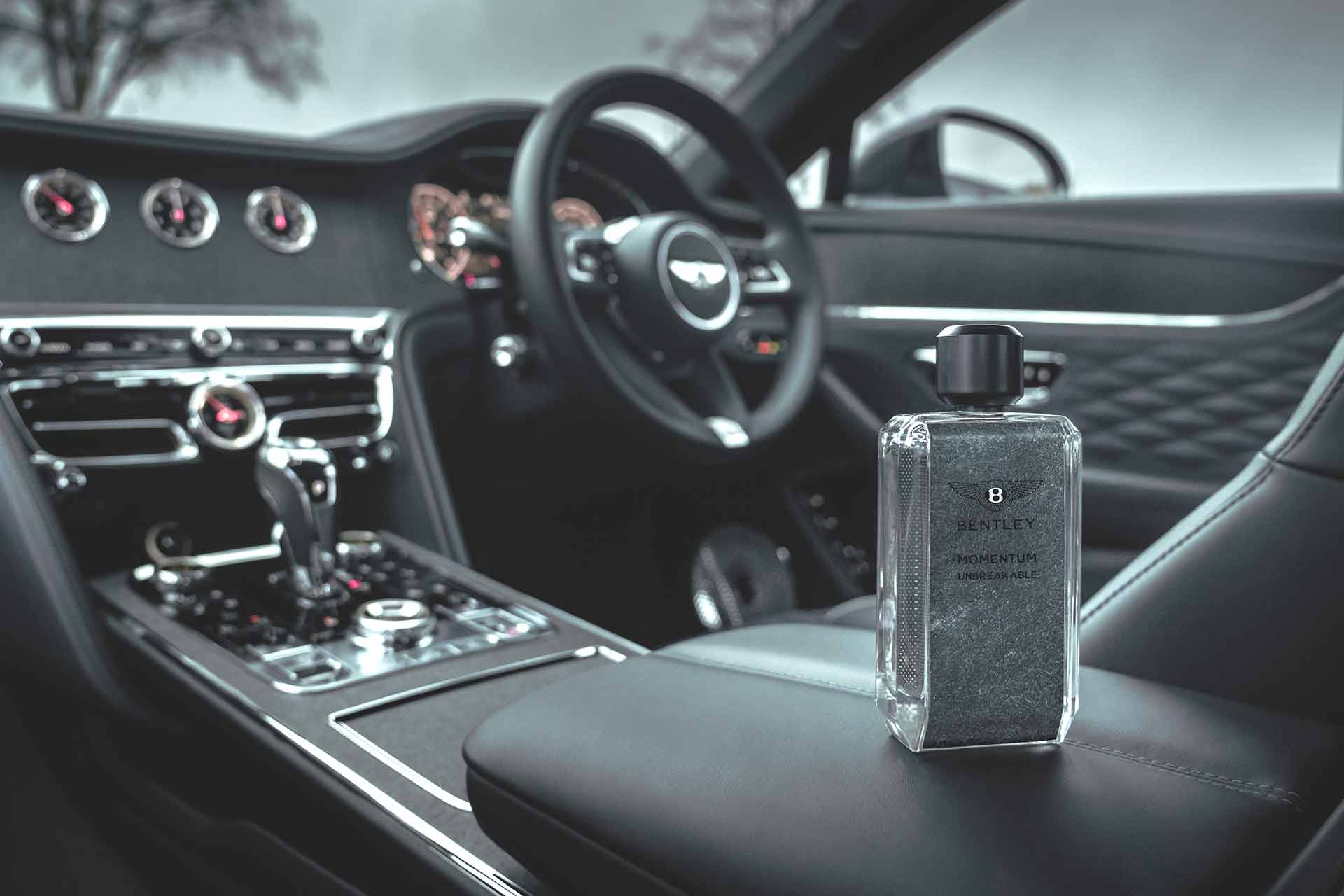 Das Foto zeigt das Bentley Momentum Unbreakable Eau de Parfum auf einer Bentley Mittelkonsole